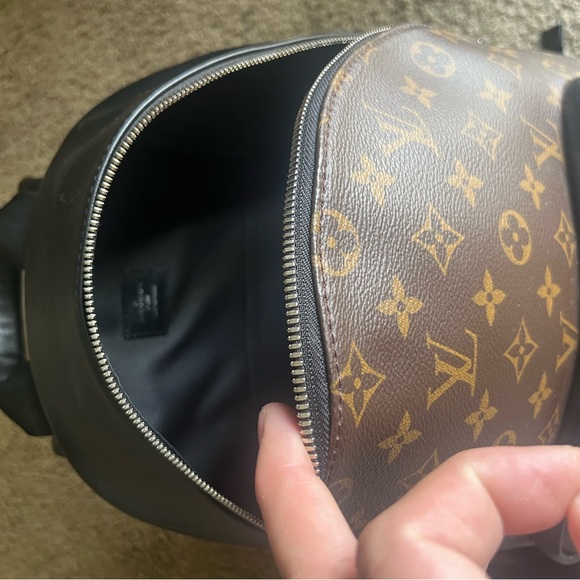 Have only used the bag for light travel maybe 3 times and don’t have a need for - Picture 1 of 5